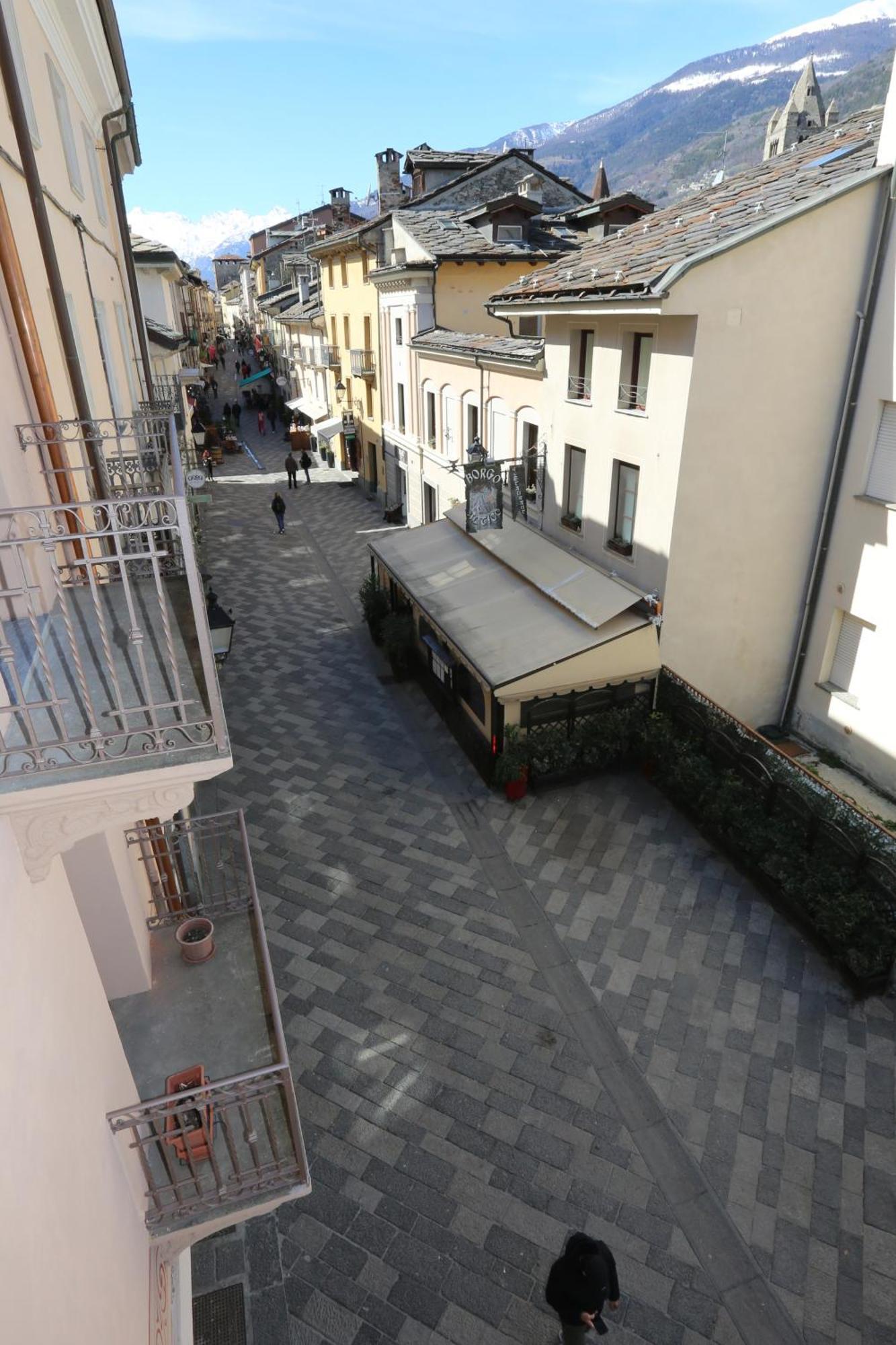 L'Abri En Ville - Parcheggio Privato A 100 Mt Ed Accesso Con Auto Nell'Area Pedonale Аоста Екстериор снимка